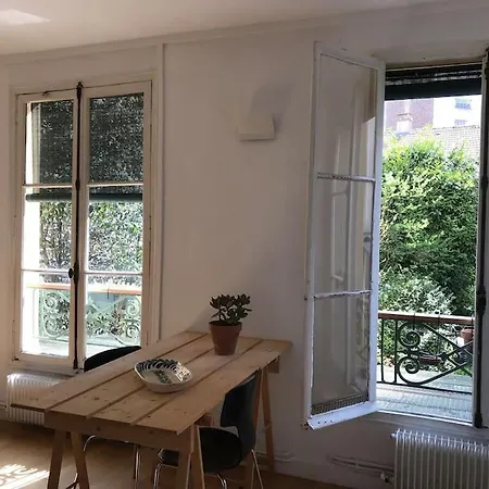 Calm And Sunny Flat On A Garden Apartment Paris